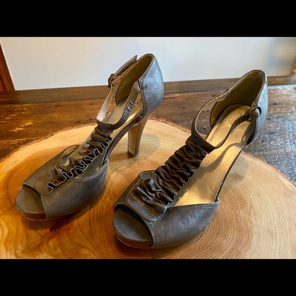 Xhilaration Heels (EUC) Size 8 1/2 - Picture 3 of 8